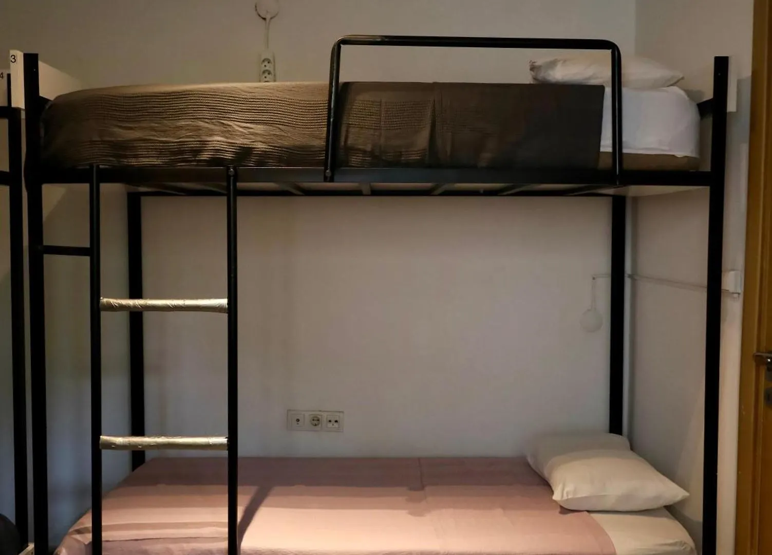 Kuyu Beergarden Hostel Αττάλεια