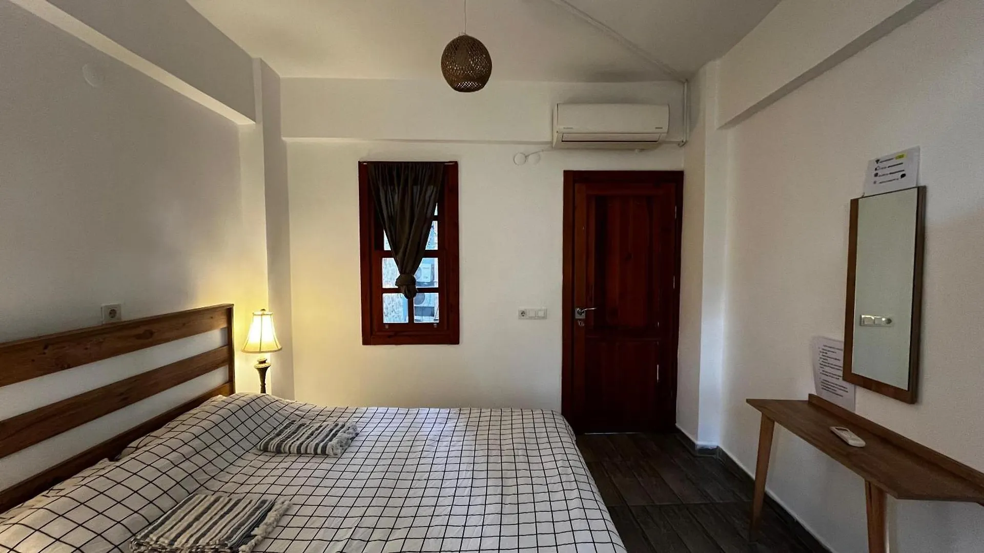 Kuyu Beergarden Hostel Antalya